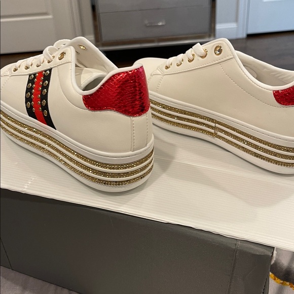 Elegant White and Gold Women's Sneakers - Picture 4 of 7